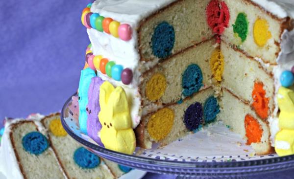 Pääsiäiskakku leipoa värikkäitä pisteitä kerrostettu kakku