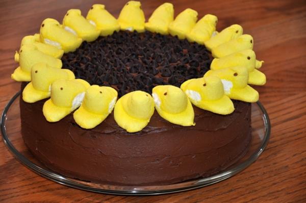 Pääsiäiskakku leipoo keltaista poikas suklaakakkua