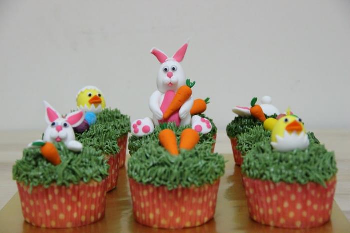 kakut pääsiäinen leivonta hauskoja muffinsseja juhlapöydän koristeita