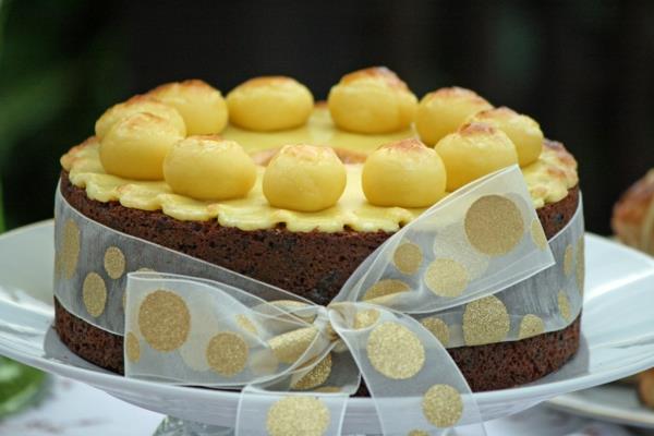 Pääsiäinen kakku leipoa suklaa keltaiset munat lasite