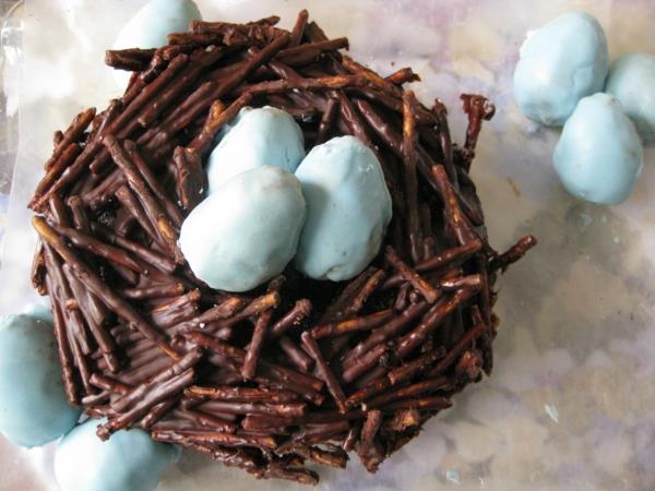 paista pääsiäinen kakku suklaa nestz siniset munat