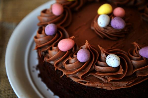 Pääsiäinen kakku leipoa suklaakakku viiriäisen munat värikkäitä