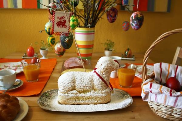 Pääsiäiskakku leivotaan perinteisesti karitsan muodossa