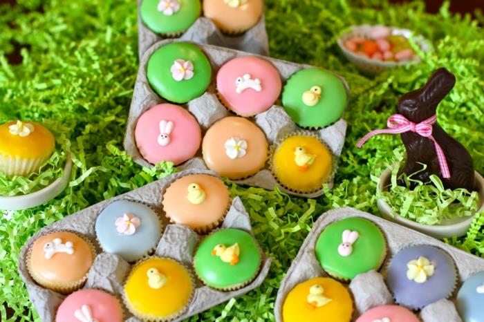 pääsiäiskakku miniväriset kakut pääsiäispöydän koristelu