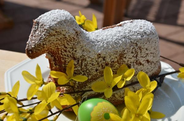 Pääsiäinen karitsan resepti kakku kevään oksat