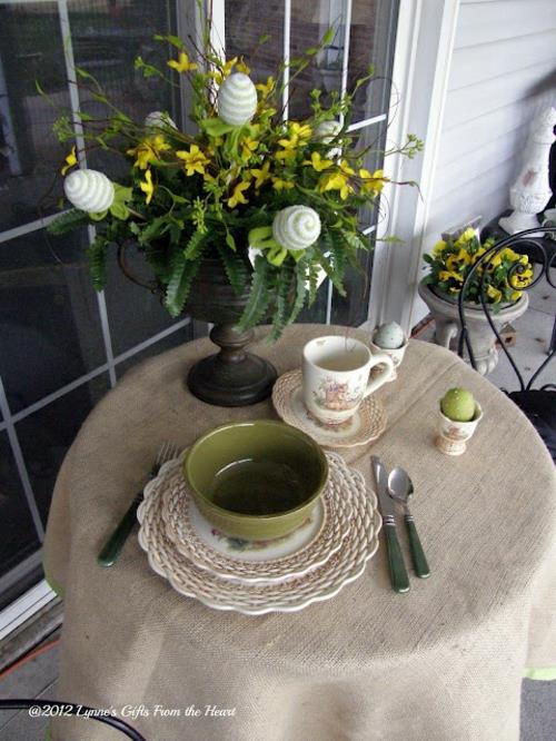 pääsiäisateria idea pyöreä pöytä verannan sisustusidea pääsiäinen