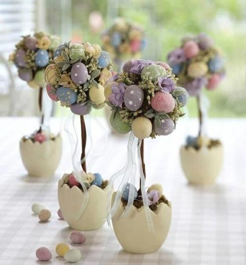 pääsiäinen koristelu tuoreet juhlava pääsiäismunat kanit untuvikot viiriäiset puut