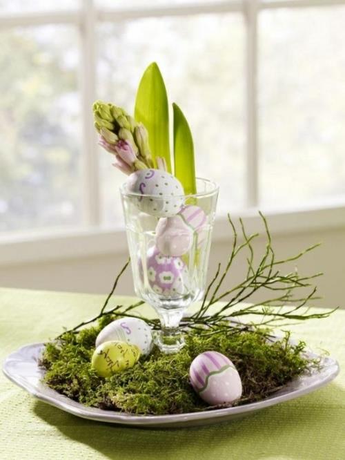 pääsiäinen koristelu tuoreet juhlava pääsiäismunat kanit poikaset viiriäinen keltainen tuoreet värit maljakko-kevät-loma
