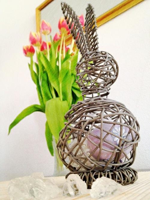 pääsiäinen koristelu tuoreet juhlava pääsiäismunat puput tulppaanit