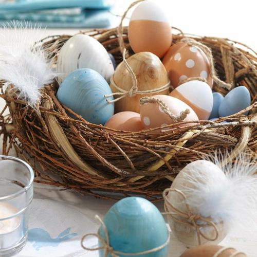 pääsiäinen koristelu tuoreet munat värikkäästi maalattu
