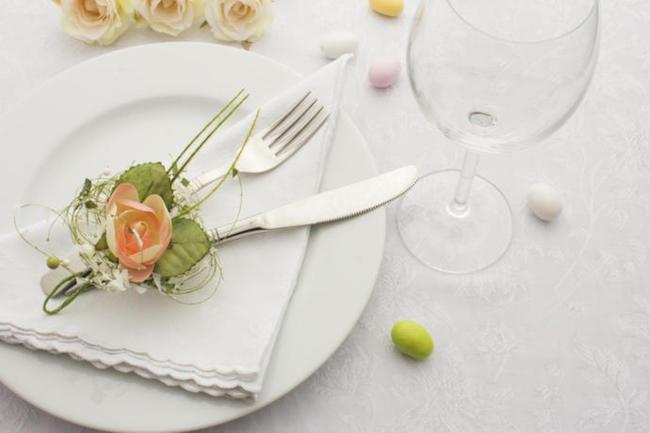 pääsiäispöydän koristelu kukilla ja minimunilla