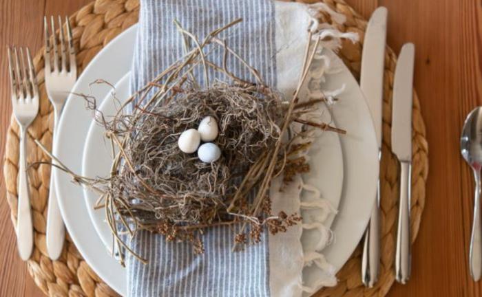 pääsiäinen pesä leipoa pääsiäinen pesä näpertely luonnonmateriaalit pääsiäispöydän koristelu