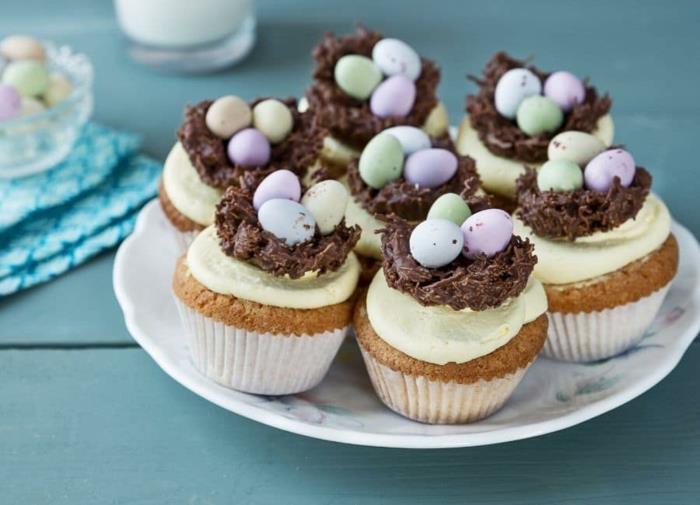 Pääsiäinen leipoa suklaakakku cupcakes