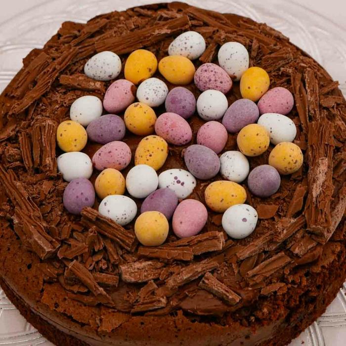 Pääsiäispesä, jossa leivotaan suklaakakkua