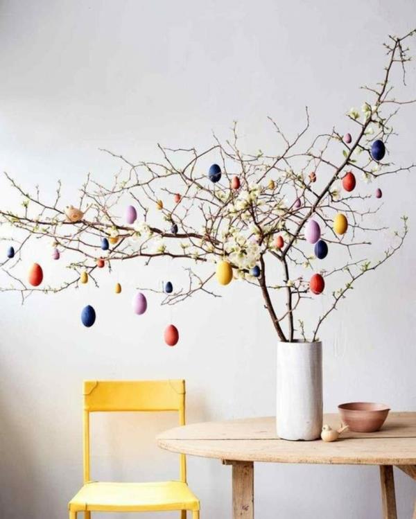 Pääsiäiskimppu värikkäitä pääsiäismunia