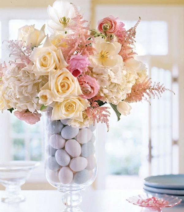 Pääsiäispöydän koristelu Tee omat pääsiäisjärjestelyt ruusulasi maljakko pääsiäismunat violetiksi