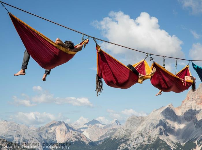 ulkona riippumatossa highline kokous festivaali kelluu ilmassa