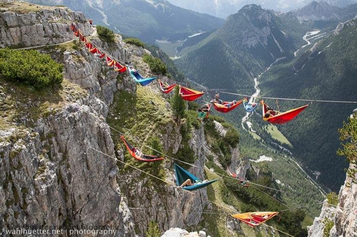 riippumatto ulkona italialaiset alpit highline kokousfestivaali