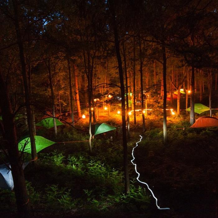 ulkona-teltta-tentsile-forest-night-camping-teltat-kesäloma