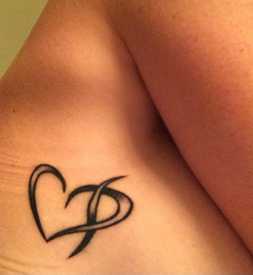 P betű tetoválás szívvel