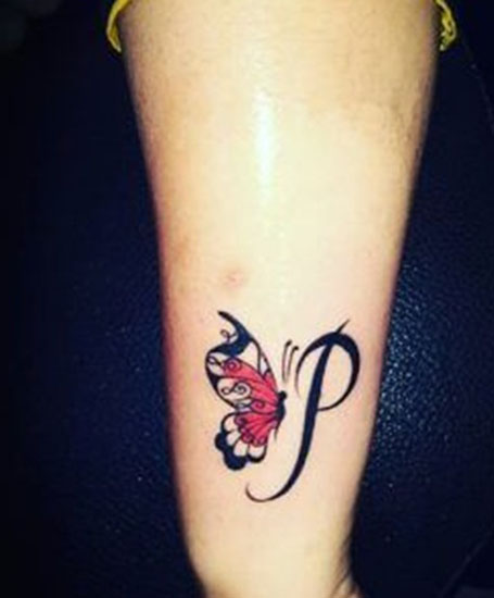 Félkövér P betű kézi tetoválás pillangóval