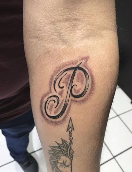 Lélegzetvétel P ábécé tetoválás a kezében