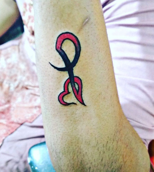 Bájos fekete és piros P szív tetoválás
