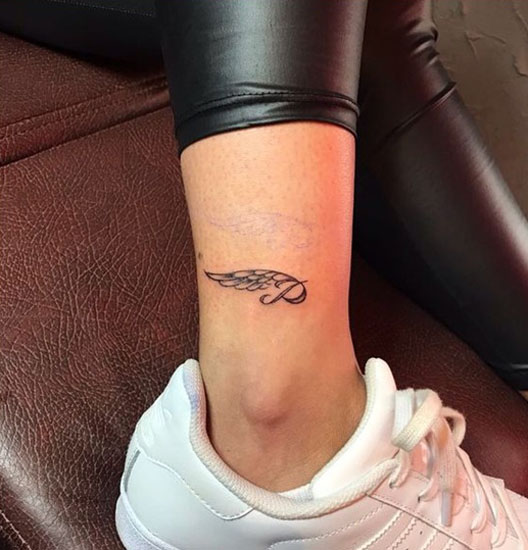 P ábécé tetoválás képek a lábán