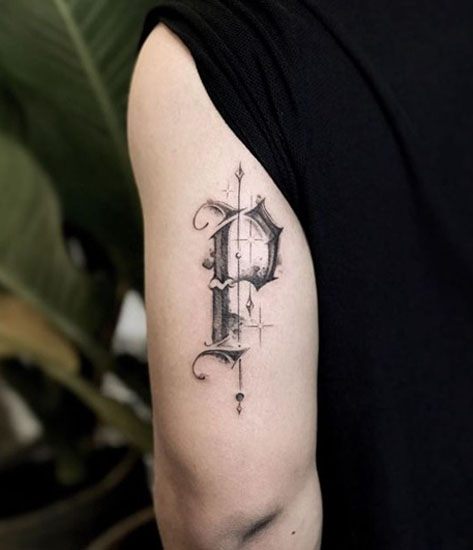 Kalligrafikus P ábécé tetoválás