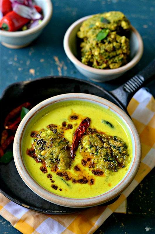 Pakistanilaisen keittiön ruokia Chana Dal Vada Curry