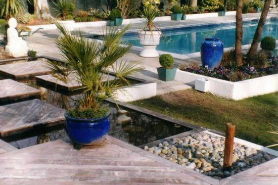 palmuja Välimeren puutarhan suunnitteluideoita soralla ja kasvilajeilla