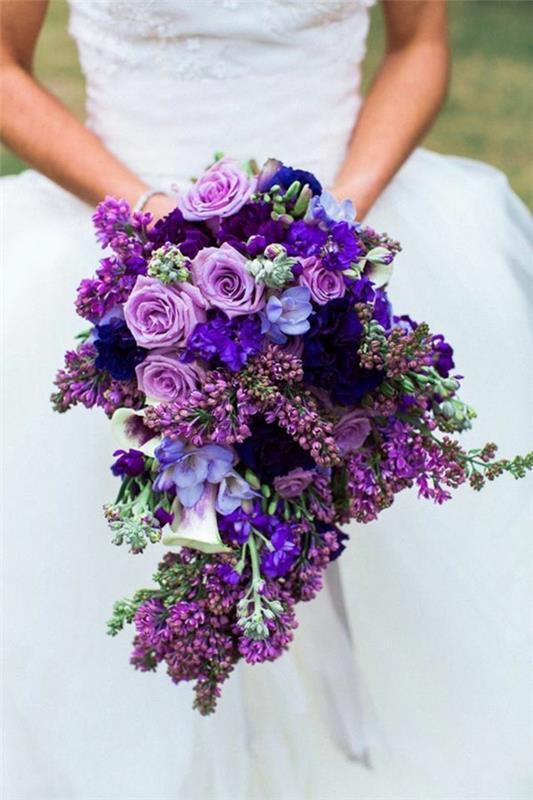 pantone väri ultravioletti morsiamen kimppu lila ruusut