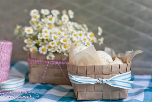 paperikori pöytäkoriste pääsiäinen leipä kukat