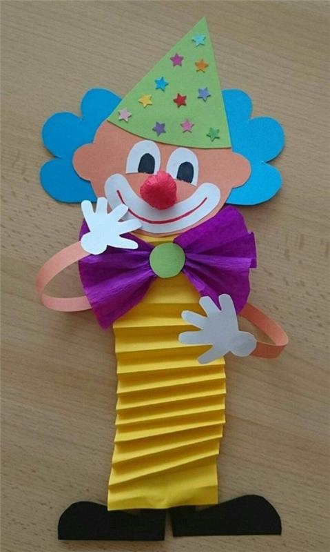 paperi -klovni näpertelee lasten kanssa karnevaaleja varten