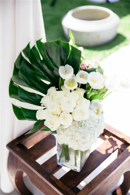 juhlakoriste tuoreita kukkakimppuja valkoisia ruusuja