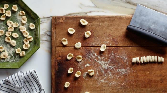 Valmista pasta itse täytteen avulla käsin