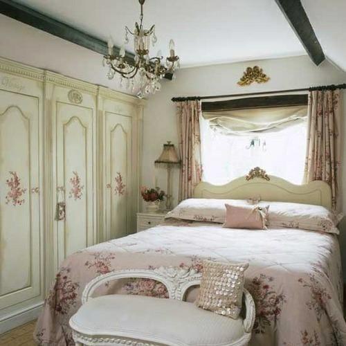 pastellivärinen makuuhuone suunnittelee vaaleanpunaisen päiväpeitteen, joka on rakennettu vaatekaappiin
