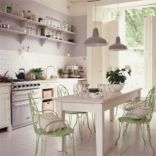 pastellinvihreät tuolit keittiöön