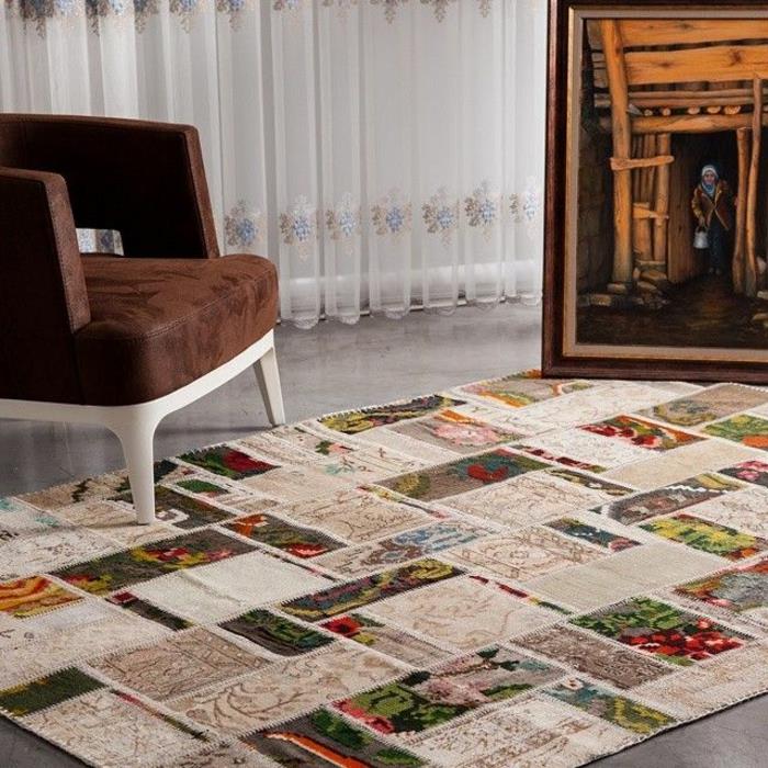 tilkkutäkki matto ompelemalla värikkäitä kappaleita yhteen olohuoneen huonekalut