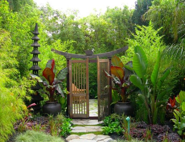 japanilainen zen -puutarha luo yksityisyyden näytön aidan