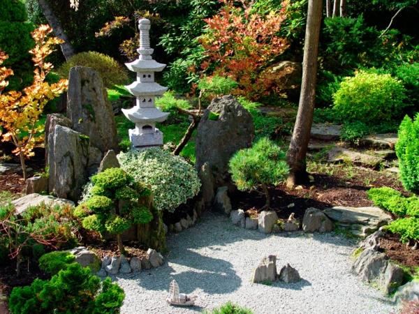 japanilainen zen -puutarha luo veistoksia