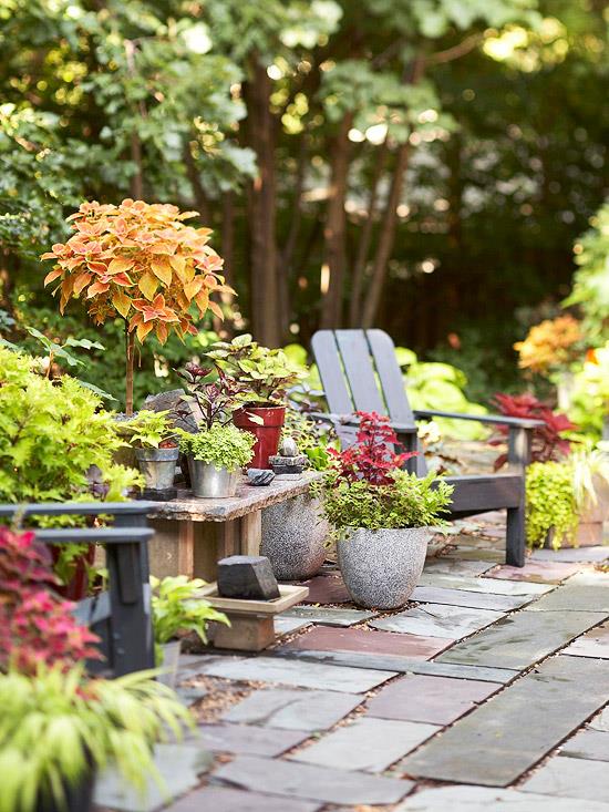 patio maisema ideoita betoni harmaa kukkaruukku metalli nojatuoli