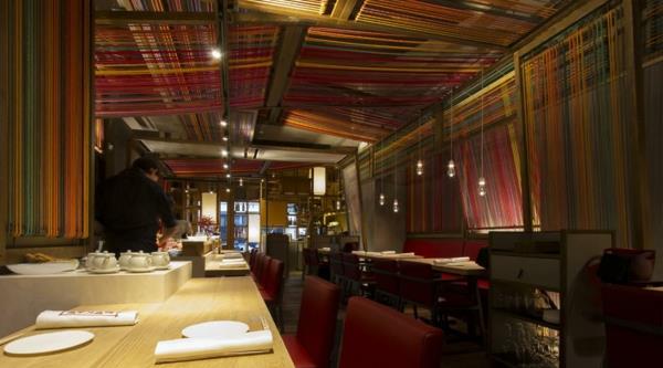 kattovalaisimet ravintola punaiset tuolit