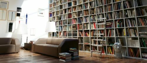 kotikirjaston täydellinen sisustus mukava sohva yksiväriset värit