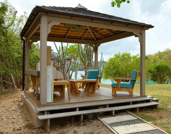 pergola puutarhassa puu huvimaja avoimet ulkokalusteet vaaleansininen