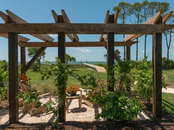 Rakenna omat pergola -puupalkit, jotka istuttavat lattiasoraa