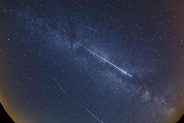 perseids 2020 katsella putoavia tähtiä elokuussa