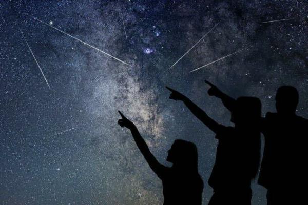 perseids katsomassa putoavia tähtiä elokuussa
