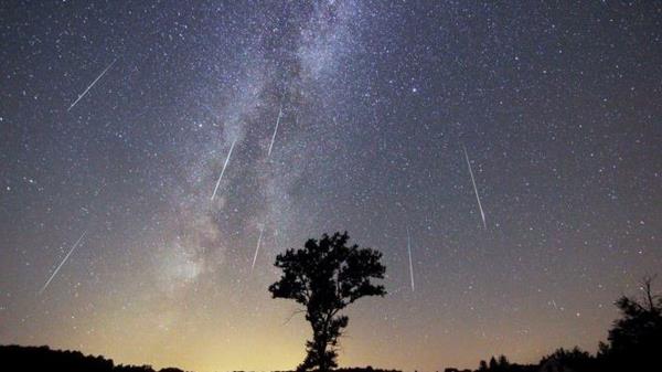 perseids -tähdenlennot elokuussa