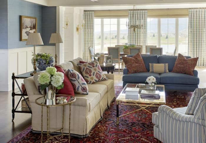 persialaiset matot kodikas olohuone sininen sohva maalaistyylinen